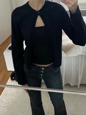 Mörkblå Gina tricot kofta - Mörkblå kofta från Gina tricot med en knäppning, kommer inte till användning