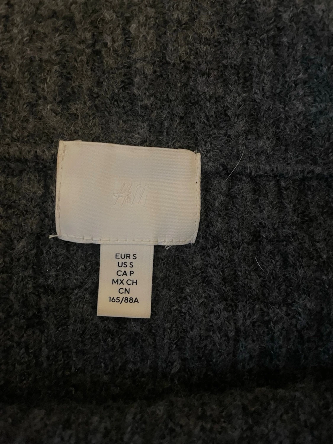 Mörkgrå offshoulder stickad tröja H&M - 1