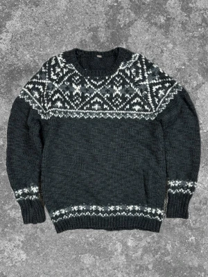 Stickad mönstrad tröja  - Unik och varm perfekt nu i vinter. Inga defekter - mycket bra skick. Skriv vid fundering. Mått: A:42 B:44 C:38 D:60 (cm) färg- mörkgrå 😊🙌
