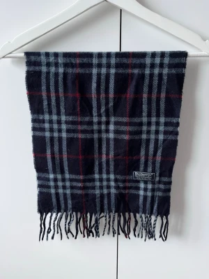 Burberry halsduk - Stilren Burberry scarf i klassiskt rutmönster. En tidlös accessoar som passar till allt. Perfekt för vinter och kyligare dagar.  | 100 % kashmir |  Mått: ca 168 × 30 cm | Mycket bra skick | Hör gärna av dig vid frågor eller funderingar 😁|
