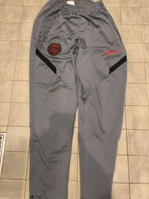 Psg grå byxor - Nästan aldrig använd passar jättebra och är i storlek S men passar som M