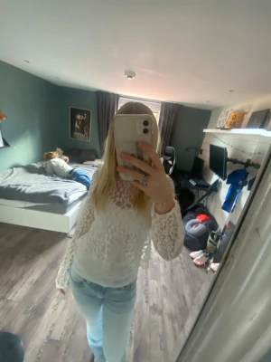 Vit spetsblus - Säljer en superfin vit blus i spets med långärmade ärmar. 💓