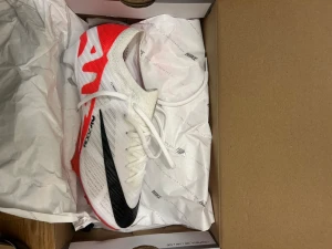 Nike vapor Zoom 15 elite FG fotbollsskor - Säljer ett par Nike Mercurial Zoom fotbollsskor i storlek 39. Original låda och tillhörande skopåse(bild4) medföljer. Aldrig använda bara testade inomhus köpta 2023. Väldigt små i strlk. Nypris ca 3000