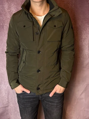 J.lindeberg fieldjacket bailey - Mycket fint skick | Size S (modellen är 188 cm 75 kg) | fraktar spårbart inom 24 timmar | för att köpa klicka ”köp nu” | vid frågor eller funderingar skriv en meddelande | följare får bättre rabatter🙌