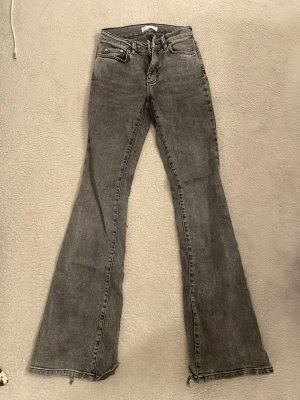 Grå bootcut jeans - Säljer ett par gråa bootcut jeans.