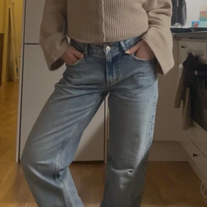 Loose fit jeans - Säljer ett par lågmidjade loose fit jeans! Fint skick då de är sparsamt använda☺️ hör av er vid frågor💞
