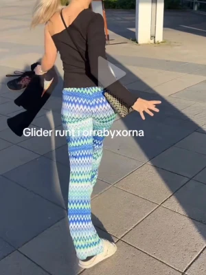 Zigzag bootcut byxor - Bootcut orrebyxor med zigzag-mönster. Storlek XXS, väldigt korta i längden! (Lånad bild första).