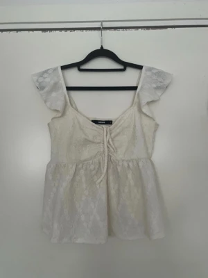 vit blus  - vit blus ifrån bik bok med volang  och knyt framtill 💕💕passar xs/s