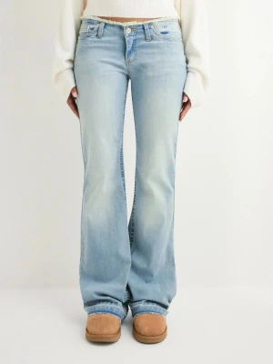 Ljusblå bootcut jeans - Säljer ett par ljusblå jeans från Nelly. Pågrund av kom ej till användning. Köpta runt nyår och har använts endast fåtal gånger.                                            Går att diskutera om priset, orginal pris 699kr.