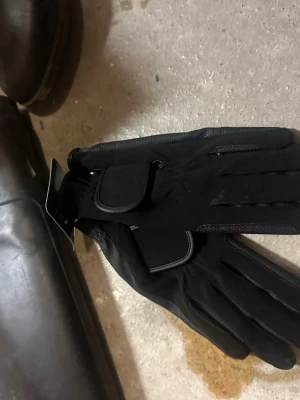 Svarta ridhandskar från Copperfield - snygga o sköna svarta ridhandskar, helt nya aldrig använda.