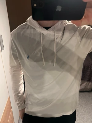 Ralph Lauren  - Ralph Lauren tröja storlek M, Pris 399 hör av vid frågor. 