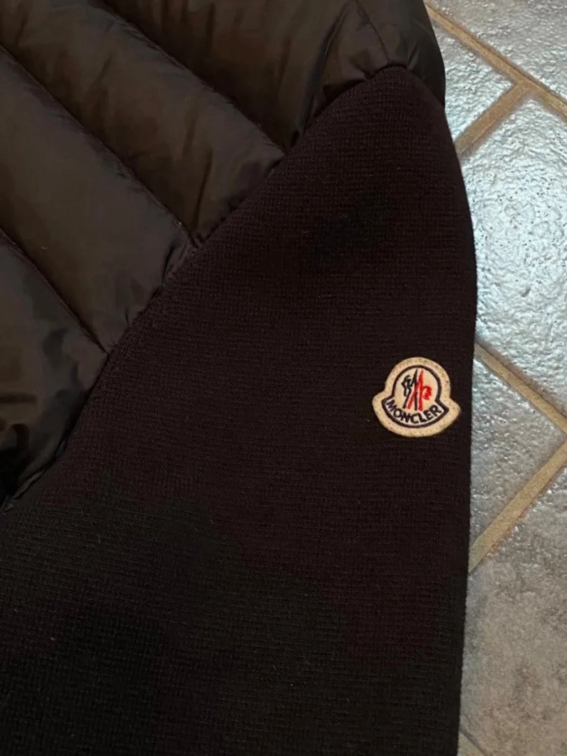 Svart Moncler pufferjacka med stickade ärmar - 1