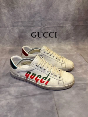 Gucci skor - BOOOM❗️Nu säljs dessa Gucci skor i färgen khaki/oliv grön, i skicket 8/10 - och size 44 - denna modell sälja inte längre i butik | Köpta för 4000kr på Vestiere Collective (kvitto finns) - mitt pris= endast 1300kr | Först till kvarn - SKYNDA 🙌 