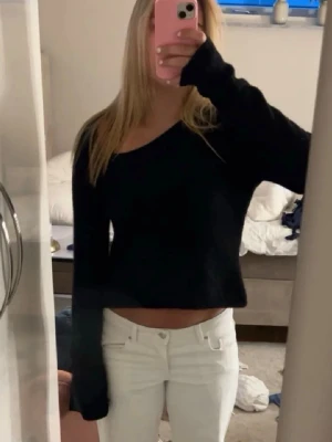 Oneshoulder stickad tröja  - Säljer denna supersnygga stickade svarta tröja i jätte bra skick!! Storlek S 