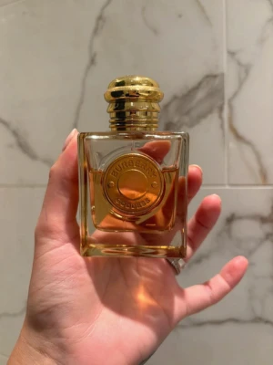 Burberry Goddess Eau de Parfum - Burberry Goddess Eau de Parfum i elegant flaska med guldiga detaljer. Volym: 50 ml. Använd! Perfekt för dig som vill ha en lyxig touch i din doftsamling. Tillverkad i Frankrike.
