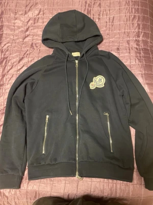 Moncler double logo hoodie navy - Mycket fin Moncler zip up hoodie i färgen navy, passar allt från S till L då den sitter lite tajtare , den är använd väldigt få gånger och är felfri!