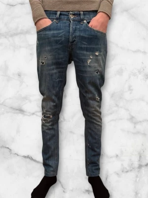 Dondup Jeans George  - Dondup Jeans George trendigaste jeansen på marknaden. Skick 9,5/10 Nypris runt 4000kr Säljs för 1049kr(Modellen har original slitningar ifrån fabriken vilket ör väldigt eftertraktat och populärt)