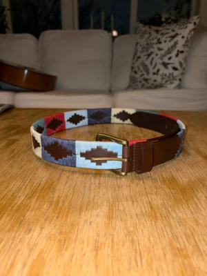 Multi color nordfors bälte - Helt nytt skärp för endast 339 kr, de finns i storlek 80-100 cm . Handgjorda med mjukt högkvalitets läder med brodering i flera färger ärg. Gör så att din outfit sticker ut mer med Nordfors bälten!