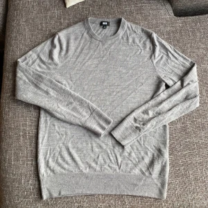 Grå merinoull tröja från uniqlo - Väldigt bra skick, använd endast 1 gång