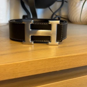 H bälte - Omöjligt att gå fel med ett sånt här snyggt och billigt! Bälte med häftigt spänne och super bra kondition!