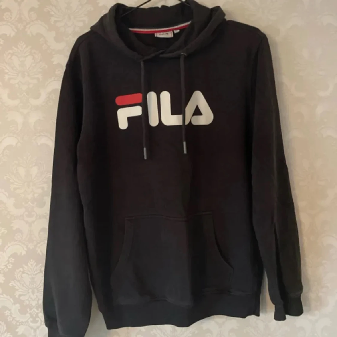 Svart hoodie från FILA med logga