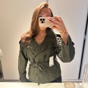 Intressekoll på slutsåld Bershka trenchcoat  - Intressekoll på min gröna trenchcoat  från Berska i storlek S. Köpt på Vinted, osäker på om jag vill behålla eller inte. Därav hade jag velat se vad jag kan få för den❣️