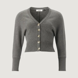 Slutsåld: Grå croppad kofta från Avora - Snygg grå croppad kofta från Avora med ribbad midja. Stickad i mjukt material som ger en chill och trendig vibe. Perfekt att styla över en t-shirt eller polotröja. Obs att den är liten i storleken. Skulle säga att den är som S. 