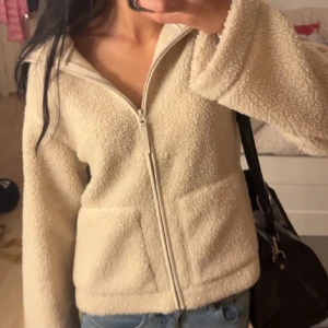Beige Teddy jacka H&M - Så snygg o mysig jacka till hösten