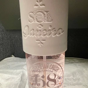 *NY*Brazilian Crush Cheirosa 68 Perfume Mist 240 ml, Presenttips  - Ny oanvänd. Stora flaskan 240 ml.  Nypris: 479 sek, Pris nu: 235 sek   Cheirosa'68 inbjuder dig till sin brasilianska trädgård placerad vid havet! En krispig oas med en blomstrande växtlighet som dansar med noter av brasiliansk jasmin, rosa drakfrukt, hibiscus, vanilj och mysk. Allt detta tillsammans med havsluft och sol!  Användning: Använd på hela kroppen. Spraya på hår och kläder och njut av den tilltalande doften.  Doftnoter TOPP: Rosa Drakfrukt, Litchi Essens HJÄRTA: Brasiliansk Jasmin, Hav