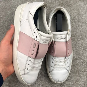 Valentino open rosa - Valentino open rosa | Skick: 8/10 | Storlek: 37 | Pris: 2399 kr | Tillbehör: Box, dustbag | Fler frågor? Hör av dig isåfall!