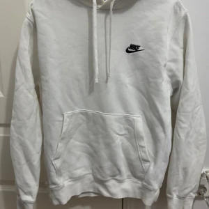 Vit Nike hoodie - En fin vit Nike hoodie, har använts många gånger. Det är lite gult färgad (se bild) vid luvan och vid halsen, nånting man inte märker om ej fokuserar på det. Men annars är den väldigt fin och bara redo att användas.   Några funderingar eller vill ha fler bilder, hojta bara till!