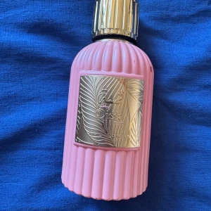 Paris Corner Qissa parfym - Ca 70ml kvar av 100ml. Frisk och fruktig doft enligt mig  🩷