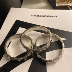 Silver armband med nitar - Säljer silver armband 3 för 90. 1 för 40❣️