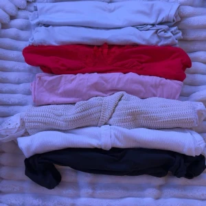 Paket med trendiga toppar i neutrala färger - Säljer ett paket med flera olika toppar allt är mellan xs-s