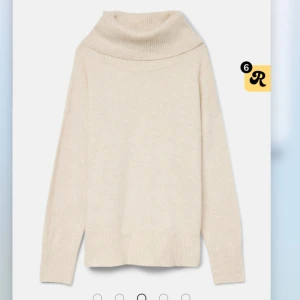 Vit stickad polotröja  - Mysig vit polotröja i stickad ullmix med bred ribbad krage och muddar. Tröjan har en loose passform och långa ärmar, perfekt för kyliga dagar. Enkel och stilren design som är lätt att matcha med jeans eller kjol.