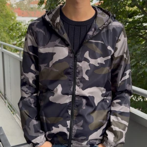 Camo windbreaker/höstjacka - Utförsäljning! Säljer en snygg vind/höstjacka från Lindfors i camoflage mönster med dragkedja och huva. Perfekt för de kyligare vädret nu efter sommaren, alla storlekar från XS,S,M och L samt att alla jackor är helt nya med orginal plasten kvar för endast 189kr✅