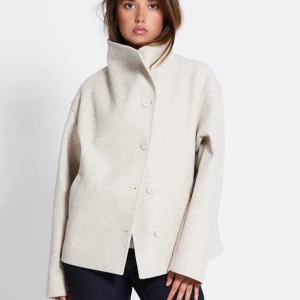 Beige kappa med hög krage - Fin kappa som bara använts några gånger. I modellen ”blaire” och är helt slutsåld i alla storlekar. 