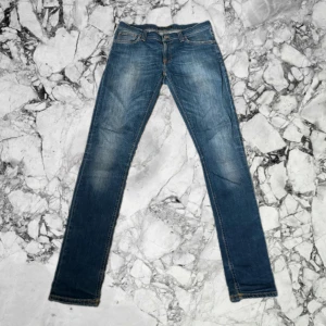 Nudie Grim Tim Jeans - Feta blå Nudie Grim Tim Jeans i bra skick 9/10               Storlek: W30 L34