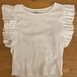 Vit ribbad topp med volangärmar Zara - Storlek S
