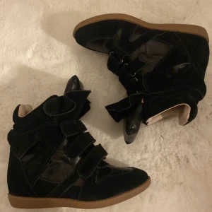  isabel marant liknande skor - ett par jätte fina svarta wedgesneakers, säljer två par helt nya av dessa som är i strlk 38