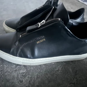 Svarta läder arigatos - Hej, säljer dessa riktigt fina och sällsynta arigatos, väldigt svåra att få tag på då det är en modell som inte säljs längre. Perfekta för dagar med speciella occasioner eller för att ha en nyare look ny inför vintern. Skulle inte säga att det är världens skönaste skor, men defentivt inte heller en sko att kasta bort. Priset kan diskuteras!