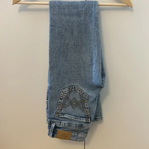 Jeans - Ett par fina jeans från Gina, dom har lite mönster där bak och jag har aldrig använt. Ny pris är 500kr och storlek är 32🥰