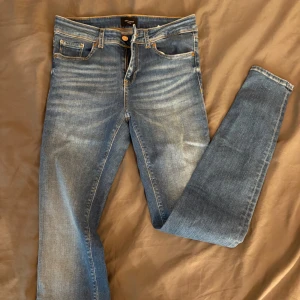 VMlux MR slim jeans - Skinny jeans i storlek M/32 från Vero Moda. Knappt använda och är i nyskick. Nypris 700kr