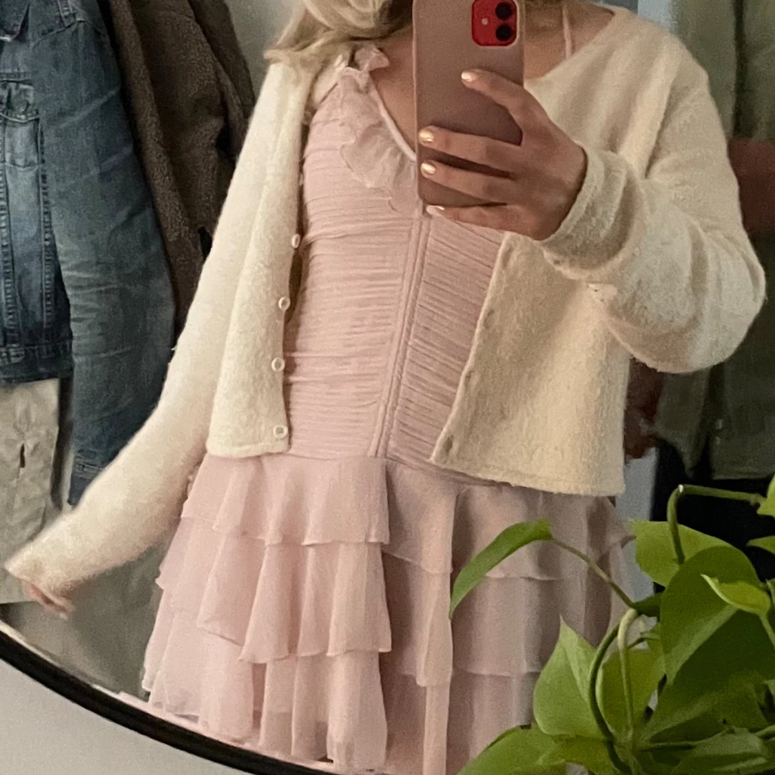 Ljusrosa volangklänning med v-ringning - 1