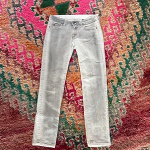 Sällsynta Gråa jeans Alexander McQueen - Grå jeans från Alexander McQueen med skinny passform och broderad logga på bakfickan. Klassisk femficksmodell i stretchig bomullsblandning (98% bomull, 2% elastan). Snyggt tvättad look och diskreta detaljer som ger en clean vibe.