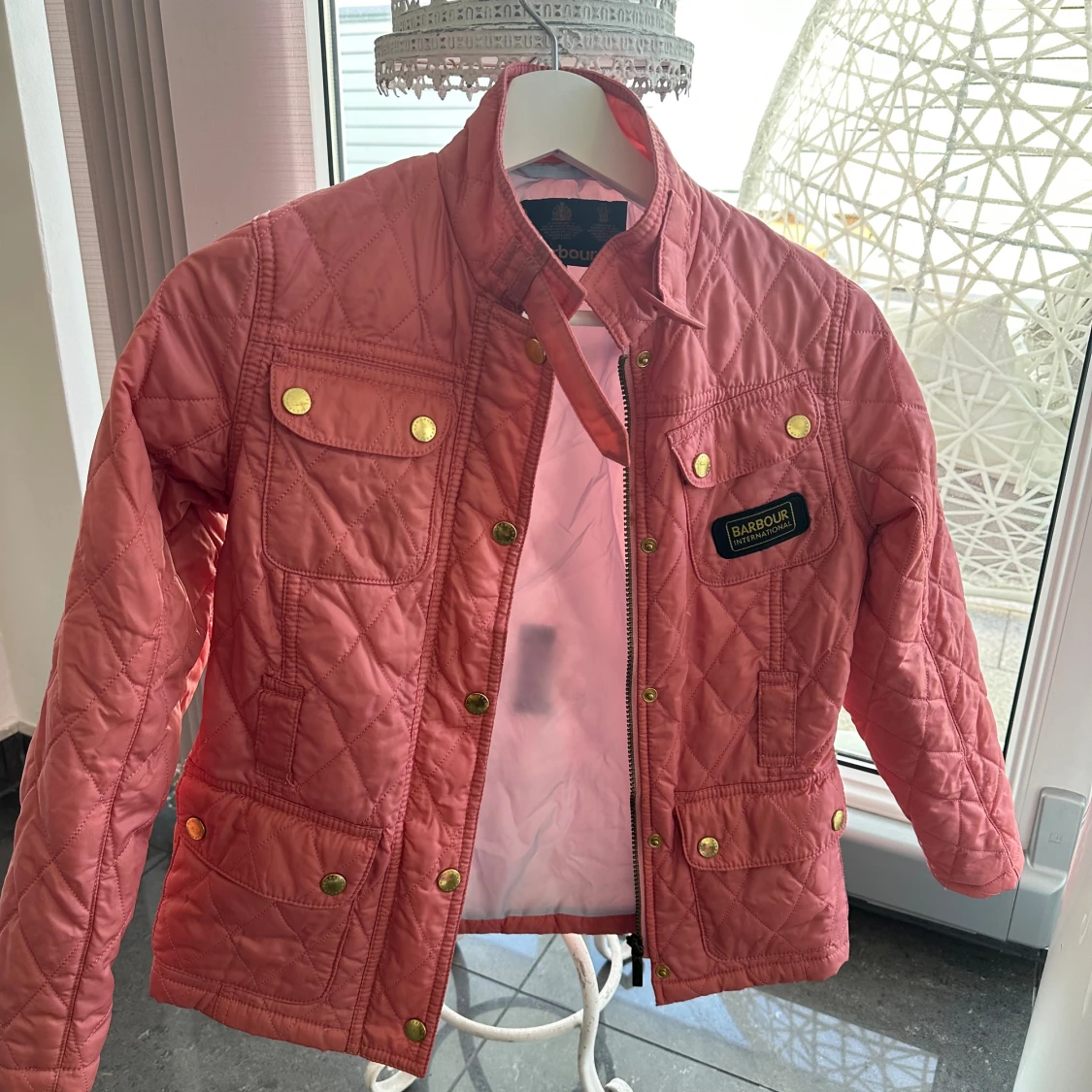 Rosa quiltad jacka från Barbour M