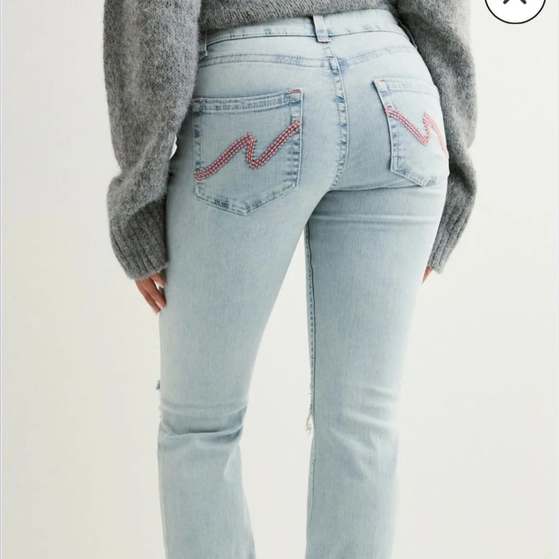 Ljusblå jeans med slitningar från Nelly