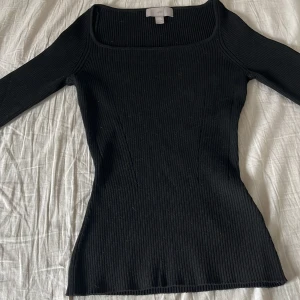 Svart tröja - Säljer en svart långarmad från H&M med fyrkantig ringning. Den sitter snyggt runt midjan och har en stretchig känsla, perfekt till hösten. Enkel och funkar till allt 🙏🥰 kontakta för frågor