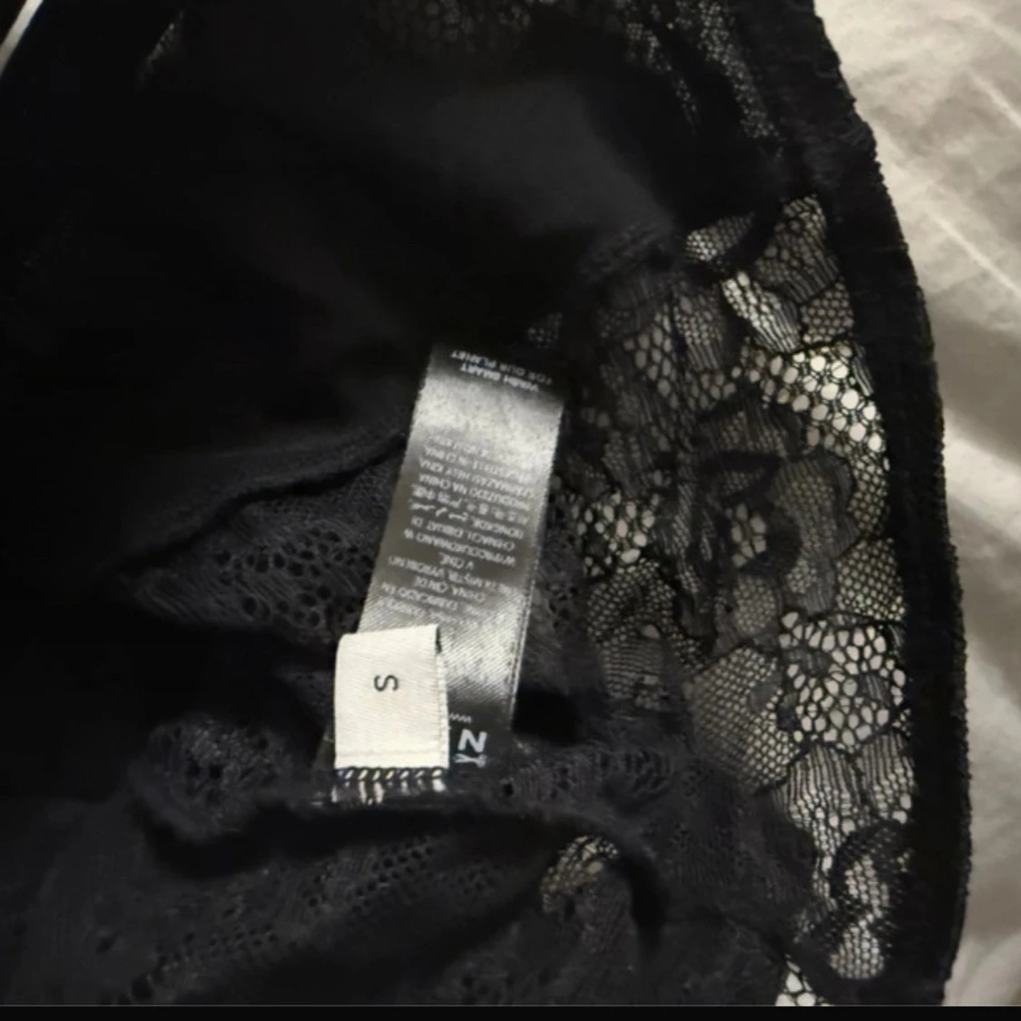 Svart spetskorsett med smala axelband - 2