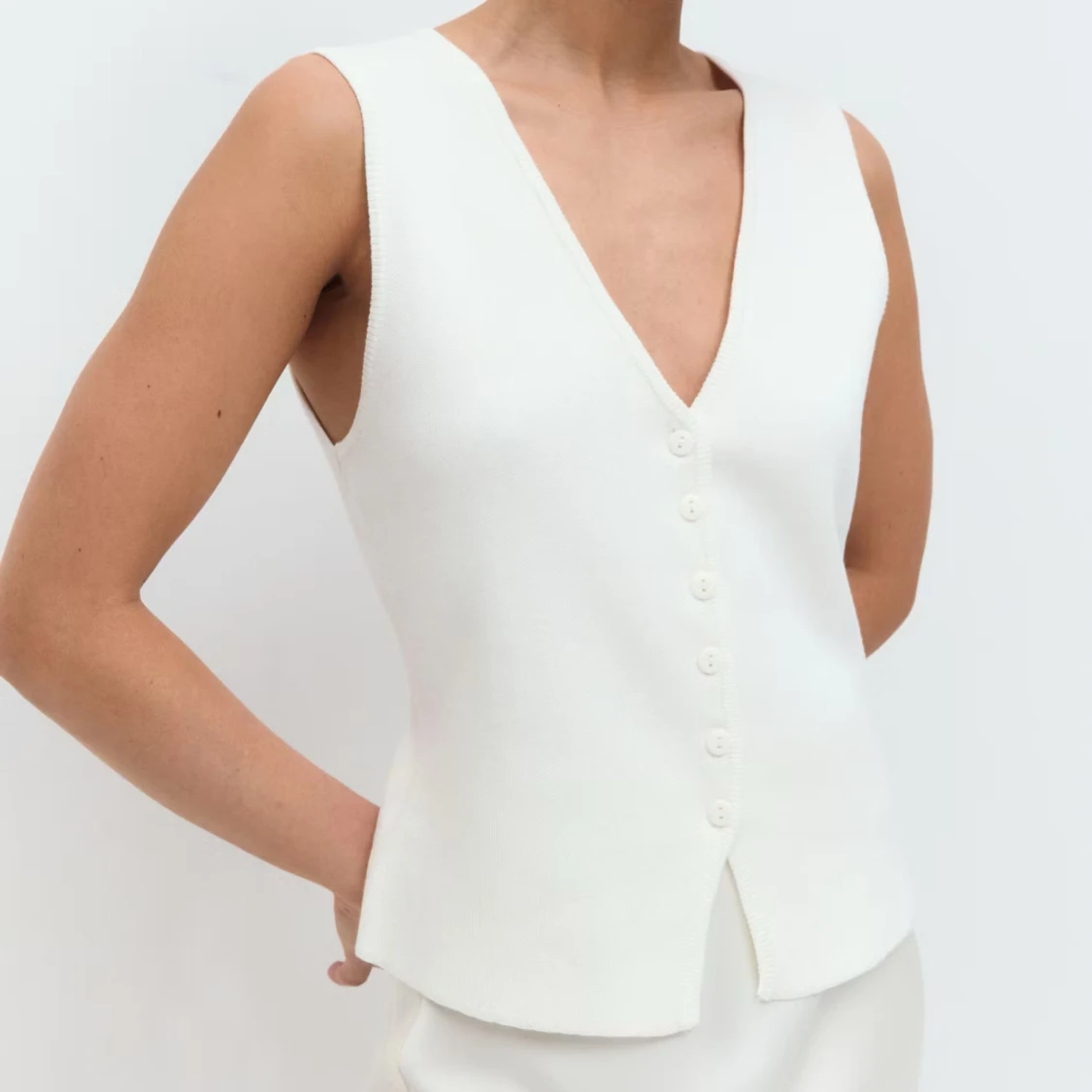 Offwhite stickad väst från Gina Tricot